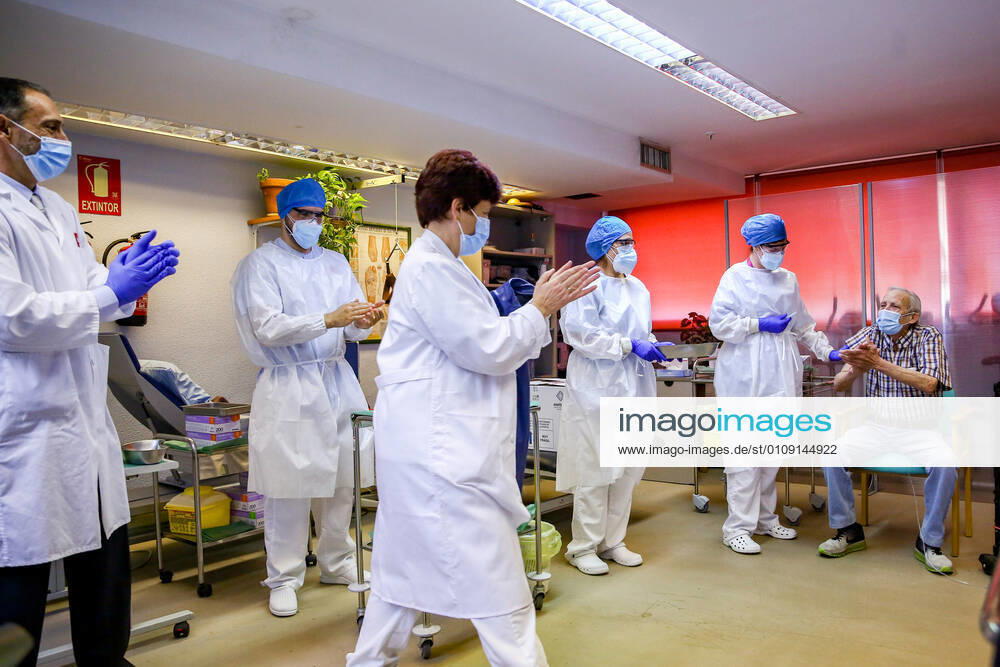 The health team applauds 72-year-old Nicanor after he became the first man in the Community of Madrid to be vaccinated against Covid-19 in Spain on the first day of vaccination, at the Vallecas retirement home belonging to the Madrid Social Care Agency (AMAS) in Madrid, Spain, on 27 December 2020. The first 1,200 doses are administered in two more residences in the capital, the La Azaleas residence of the ASISPA Group in Ciudad Lineal and the Parque Almansa residence of the Ballesol Group in Moncloa Aravaca. The doses of the vaccine developed by Pfizer and BioNtech laboratories arrived in Spain yesterday, December 26th, at a Pfizer warehouse in Guadalajara by land from Puurs (Belgium). From Monday, weekly deliveries will be made to the auto