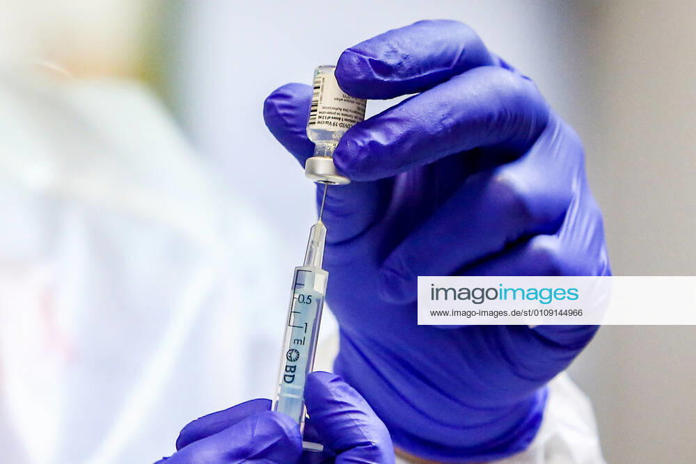A health worker injects the vaccine during the first day of vaccination against Covid-19 in Spain, in the Vallecas nursing home, belonging to the Madrid Agency for Social Care (AMAS), in Madrid (Spain), on 27 December 2020. The first 1,200 doses are administered in two more residences in the capital, the La Azaleas residence of the ASISPA Group in Ciudad Lineal and the Parque Almansa residence of the Ballesol Group in Moncloa Aravaca. The doses of the vaccine developed by Pfizer and BioNtech laboratories arrived in Spain yesterday, December 26th, at a Pfizer warehouse in Guadalajara by land from Puurs (Belgium). From Monday, weekly deliveries will be made to the autonomous communities with an average of 350,000 doses prioritized for four po