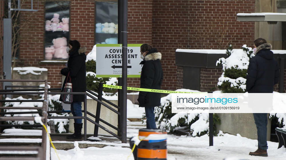 (201228) -- TORONTO, Dec. 28, 2020 -- People wearing face masks line up for COVID-19 tests outside a COVID-19 assessment center in Toronto, Ontario, Canada, Dec. 27, 2020. Canada s COVID-19 cases surpassed 550,000, with the total hitting 552,020, including 14,963 deaths, as of Sunday afternoon, according to CTV. Ontario, the most populous province in Canada, reported 2,005 new cases, bringing its total case count to 171,416 on Sunday. (Photo by Xinhua) CANADA-ONTARIO-COVID-19 ZouxZheng
