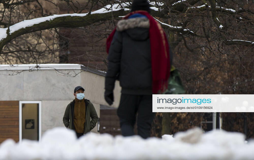 (201228) -- TORONTO, Dec. 28, 2020 -- A man wearing a face mask walks on the street in Toronto, Ontario, Canada, Dec. 27, 2020. Canada s COVID-19 cases surpassed 550,000, with the total hitting 552,020, including 14,963 deaths, as of Sunday afternoon, according to CTV. Ontario, the most populous province in Canada, reported 2,005 new cases, bringing its total case count to 171,416 on Sunday. (Photo by Xinhua) CANADA-ONTARIO-COVID-19 ZouxZheng