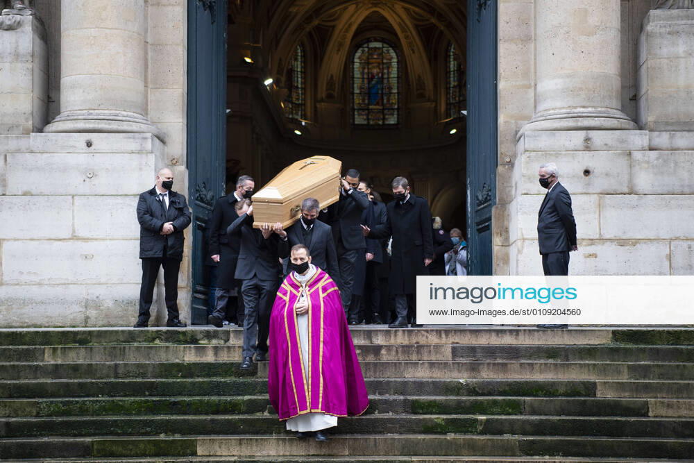 Sortie du Cercueil de Claude Brasseur de l Eglise St Roch NEWS : Obseques de Claude Brasseur - Eglise St Rcoh - Paris - 29 12 2020 JBAutissier Panoramic