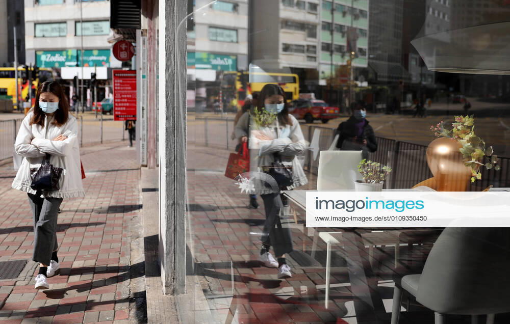 (210102) -- HONG KONG, Jan. 2, 2021 -- People wearing face masks walk on a street in Hong Kong, south China, Jan. 2, 2021. Hong Kong reported 35 new COVID-19 cases on Saturday, a further drop from the previous days. ) CHINA-HONG KONG-COVID-19-CASES (CN) WuxXiaochu