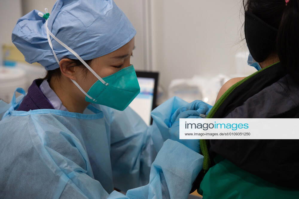 (210102) -- BEIJING, Jan. 2, 2021 -- A medical worker injects a COVID-19 vaccine at a temporary vaccination site in Beijing, capital of China, Jan. 2, 2021. Beijing started administering COVID-19 vaccines among specific groups of people with higher infection risks. Nine groups of people aged 18 to 59 will receive the vaccine before the Spring Festival of 2021, which falls on Feb. 12. These include frontline customs inspectors of imported cold-chain goods and personnel working in the overseas and domestic transportation sector. ) CHINA-BEIJING-COVID-19-VACCINATION (CN) ChenxZhonghao