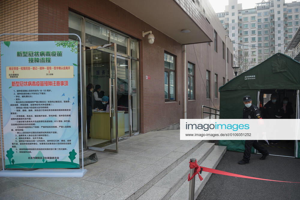 (210102) -- BEIJING, Jan. 2, 2021 -- People enter a healthcare center for COVID-19 vaccination in Beijing, capital of China, Jan. 2, 2021. Beijing started administering COVID-19 vaccines among specific groups of people with higher infection risks. Nine groups of people aged 18 to 59 will receive the vaccine before the Spring Festival of 2021, which falls on Feb. 12. These include frontline customs inspectors of imported cold-chain goods and personnel working in the overseas and domestic transportation sector. ) CHINA-BEIJING-COVID-19-VACCINATION (CN) PengxZiyang