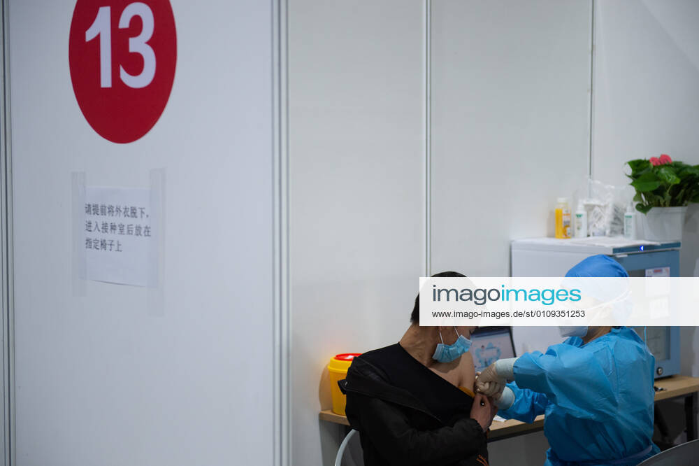(210102) -- BEIJING, Jan. 2, 2021 -- A medical worker injects a man with a COVID-19 vaccine at a temporary vaccination site in Beijing, capital of China, Jan. 2, 2021. Beijing started administering COVID-19 vaccines among specific groups of people with higher infection risks. Nine groups of people aged 18 to 59 will receive the vaccine before the Spring Festival of 2021, which falls on Feb. 12. These include frontline customs inspectors of imported cold-chain goods and personnel working in the overseas and domestic transportation sector. ) CHINA-BEIJING-COVID-19-VACCINATION (CN) ChenxZhonghao