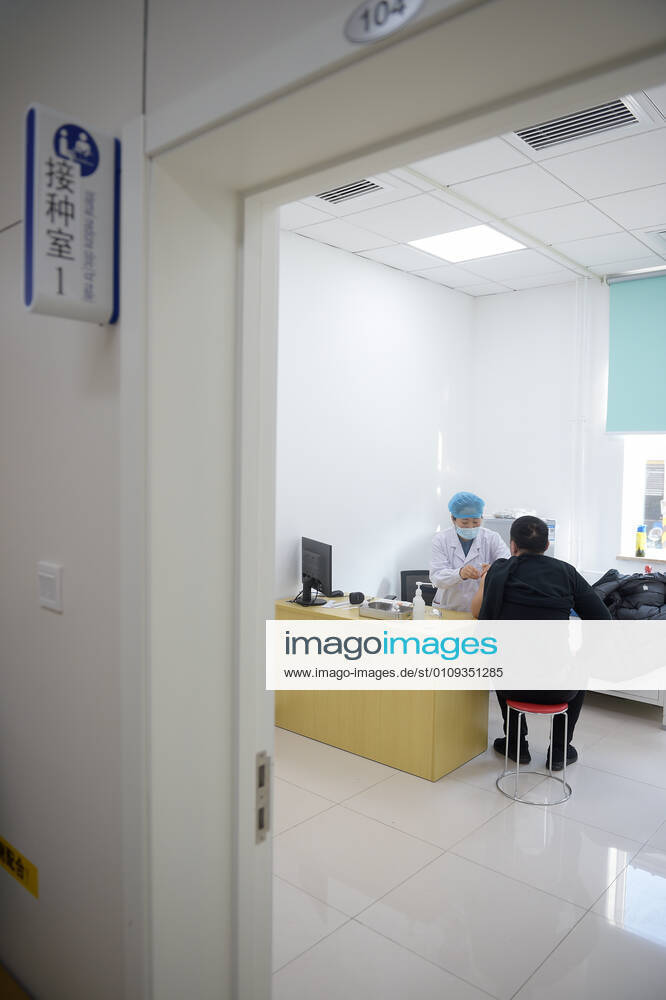 (210102) -- BEIJING, Jan. 2, 2021 -- A medical worker injects a man with a COVID-19 vaccine at a healthcare center in Beijing, capital of China, Jan. 2, 2021. Beijing started administering COVID-19 vaccines among specific groups of people with higher infection risks. Nine groups of people aged 18 to 59 will receive the vaccine before the Spring Festival of 2021, which falls on Feb. 12. These include frontline customs inspectors of imported cold-chain goods and personnel working in the overseas and domestic transportation sector. ) CHINA-BEIJING-COVID-19-VACCINATION (CN) PengxZiyang