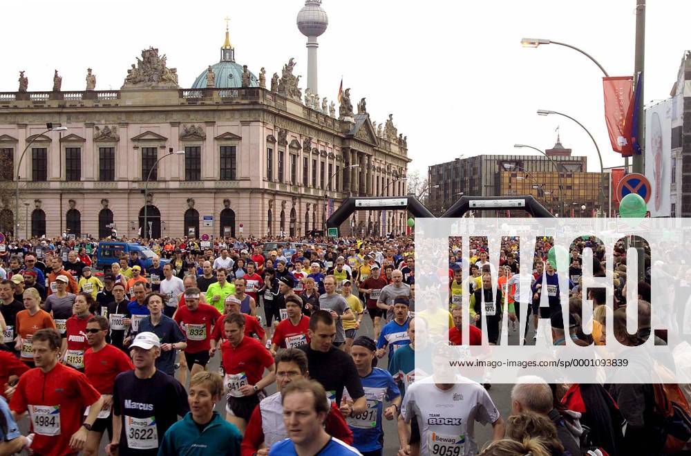 Das Läuferfeld des 24. Berliner Halbmarathons am Zeughaus Unter den Linden Leichtathletik 24. Berliner Halbmarathon 2004, Halb-Marathon, Straßenlauf, Volkslauf, Citylauf, Langstrecke, Vdig Totale Berlin Masse,
