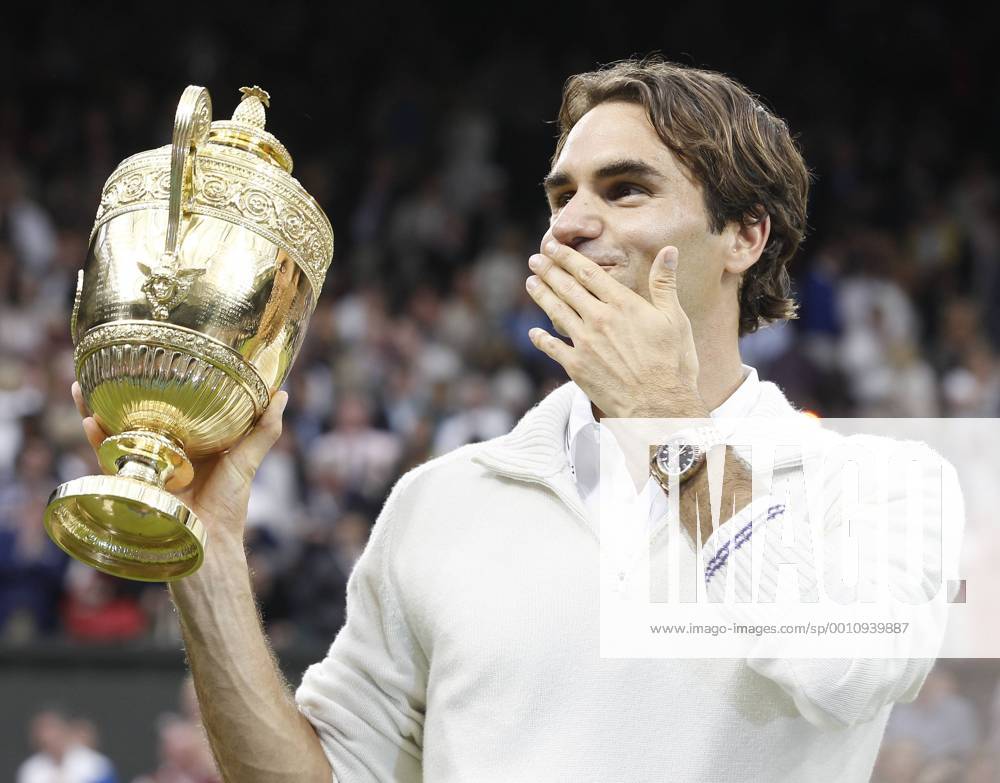 Wimbledon Championships 2012 AELTC,London, ITF Grand Slam Tennis Tournament, Herren Finale, Siegerehrung, Roger Federer (SUI) hält den Pokal,Trophäe, wirft eine Kusshand in die Richtung seiner Familie,Emotion, Freude