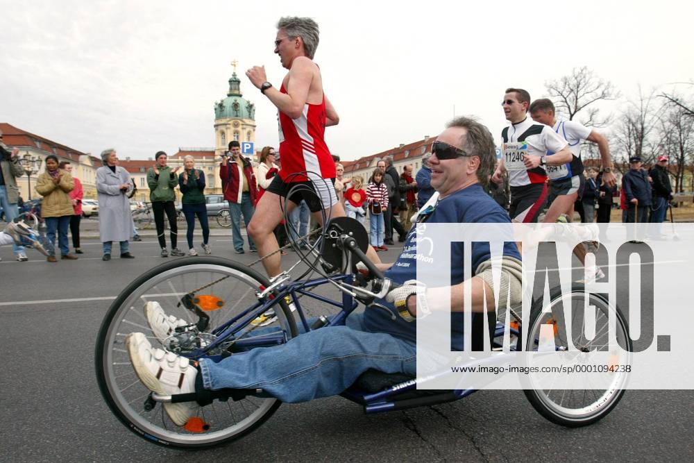 Ob mit Beinkraft oder Armkraft - Die Teilnehmer des 24. Berliner Halbmarathons 2004 bewältigen die Marathonstrecke auf unterschiedliche Art und Weise Leichtathletik 24. Berliner Halbmarathon 2004, Halb-Marathon, Straßenlauf, Volkslauf, Citymarathon, Vdig Gruppe Stadtmarathon, Langstrecke Berlin