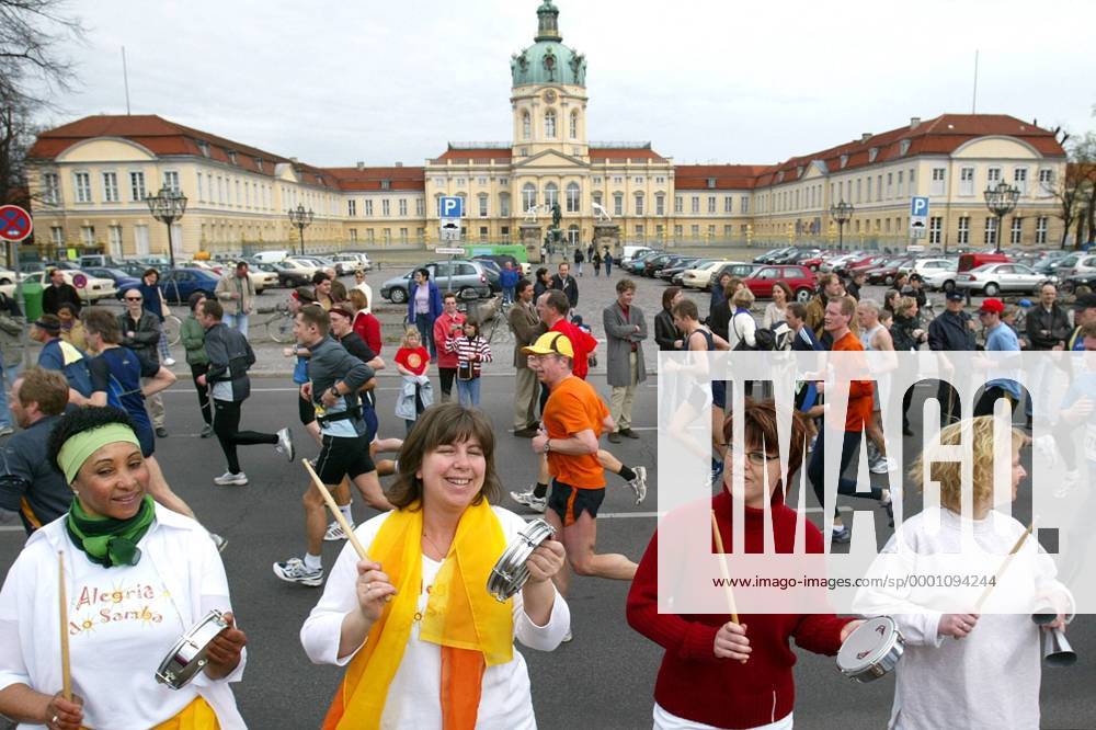 Multikulturelles Rahmenprogramm vor dem Schloss Charlottenburg am Rande des 24. Berliner Halbmarathons 2004 Leichtathletik 24. Berliner Halbmarathon 2004, Halb-Marathon, Straßenlauf, Volkslauf, Citymarathon, Vdig Gruppe Stadtmarathon, Langstrecke Berlin