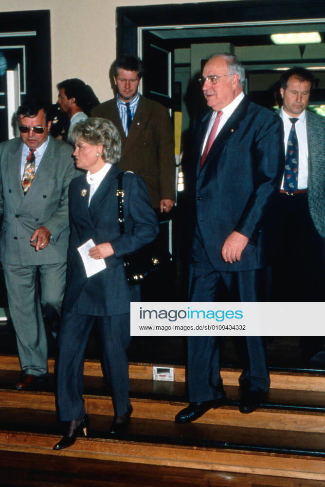 Helmut Kohl at the European Election 1994 Helmut Kohl with his wife Hannelore voting at their polling station at the European Election in Ludwigshafen Oggersheim, Germany 1994 , Ludwigshafen Oggersheim Rheinland Pfalz Germany