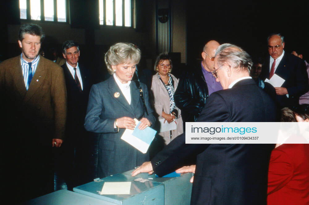 Helmut Kohl at the European Election 1994 Helmut Kohl with his wife Hannelore voting at their polling station at the European Election in Ludwigshafen Oggersheim, Germany 1994 , Ludwigshafen Oggersheim Rheinland Pfalz Germany
