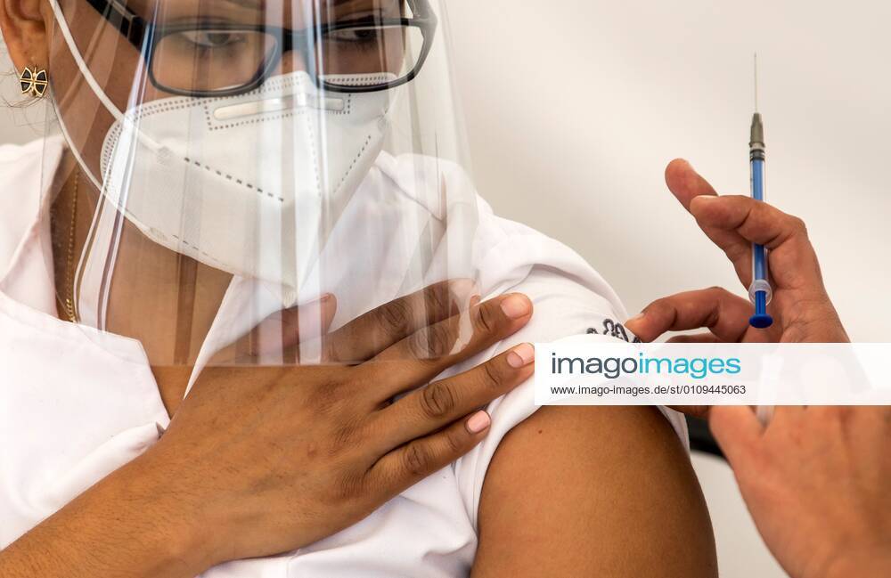 Health personnel receive the Pfizer-BioNTechal vaccine against COVID-19, in Saltillo, in the northern State of Coahuila, Mexico, 04 January 2021. The Mexican government ranks first in Latin America and thirteenth in the world in vaccinating covid-19 with almost 40,000 doses applied so far, President Andrés Manuel López Obrador said on Monday. Mexico is the leader in Latin America in covid vaccination, says Lopez Obrador !ACHTUNG: NUR REDAKTIONELLE NUTZUNG!