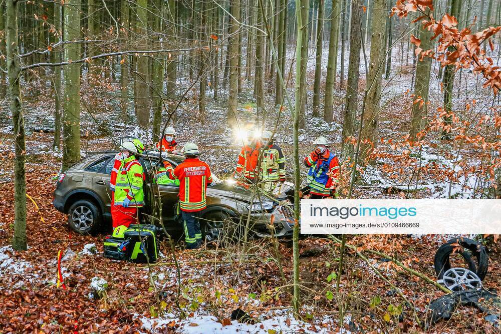 Tödlicher Unfall nach Kollision mit einem Baum auf der K1653 05.01.2021: In lebensbedrohlichem Zustand wurde am Dienstag eine 73-jährige Autofahrerin nach einem Verkehrsunfall auf der Kreisstraße 1653 zwischen Rutesheim und Heimerdingen vom Rettungsdienst in ein Krankenhaus gebracht, wo sie kurz darauf ihren schweren Verletzungen erlag. Sie war den polizeilichen Ermittlungen zufolge gegen 10:40 Uhr mit ihrem Audi in Richtung Heimerdingen unterwegs, in dem dortigen Waldstück aus noch ungeklärter Ursache nach rechts von der Fahrbahn abgekommen und gegen mehrere Bäume geprallt. Die 73-Jährige war in ihrem total beschädigten Wagen eingeklemmt und wurde von der Feuerwehr befreit. 26 Einsatzkräfte aus Ditzingen und Heimerdingen waren am Unfallort