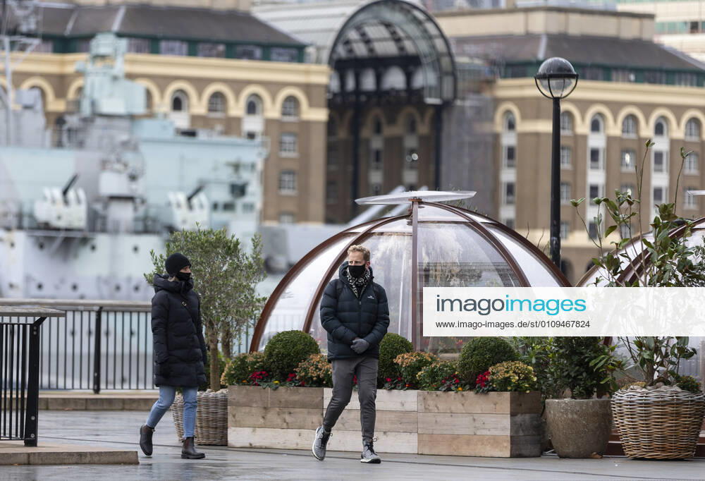 (210105) -- LONDON, Jan. 5, 2021 -- People wearing face masks walk along the River Thames in London, Britain, on Jan. 5, 2021. British Prime Minister Boris Johnson announced Monday that England will enter a national lockdown from midnight, the third of its kind since the coronavirus pandemic began in the country. ) BRITAIN-LONDON-COVID-19-THIRD NATIONAL LOCKDOWN HanxYan