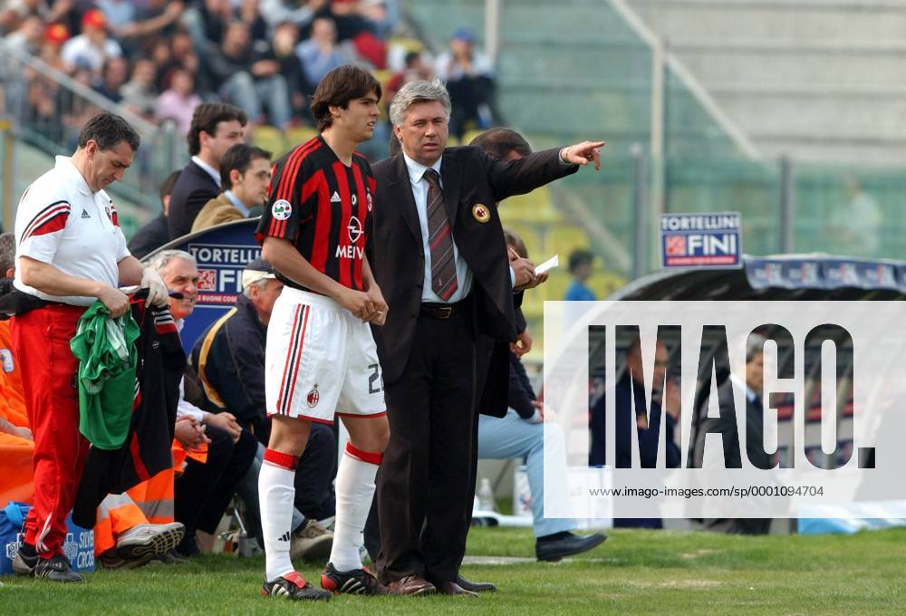 Trainer Carlo Ancelotti (re.) gibt Kaka (beide Milan) letzte Anweisungen vor dessen Einwechslung Fußball Herren Serie A 2003 2004, 1. Italienische Liga, Modena - AC Mailand 1:1, Vdig Gruppe Modena