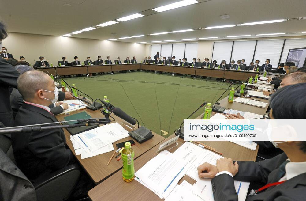 Anti-virus meeting Medical experts discuss anti-coronavirus measures during a meeting at the health ministry in Tokyo on Jan. 6, 2021, as the government is poised to declare another state of emergency later in the week in Tokyo and three neighboring prefectures in view of the unabated uptrend in virus infections.