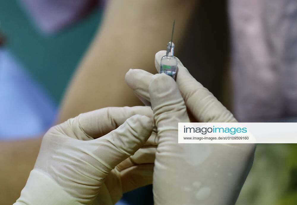 (210106) -- BEIJING, Jan. 6, 2021 -- A medical worker prepares for the COVID-19 vaccination at a temporary vaccination site in Haidian District of Beijing, capital of China, Jan. 6, 2021. ) CHINA-BEIJING-VACCINATION (CN) ZhangxYuwei