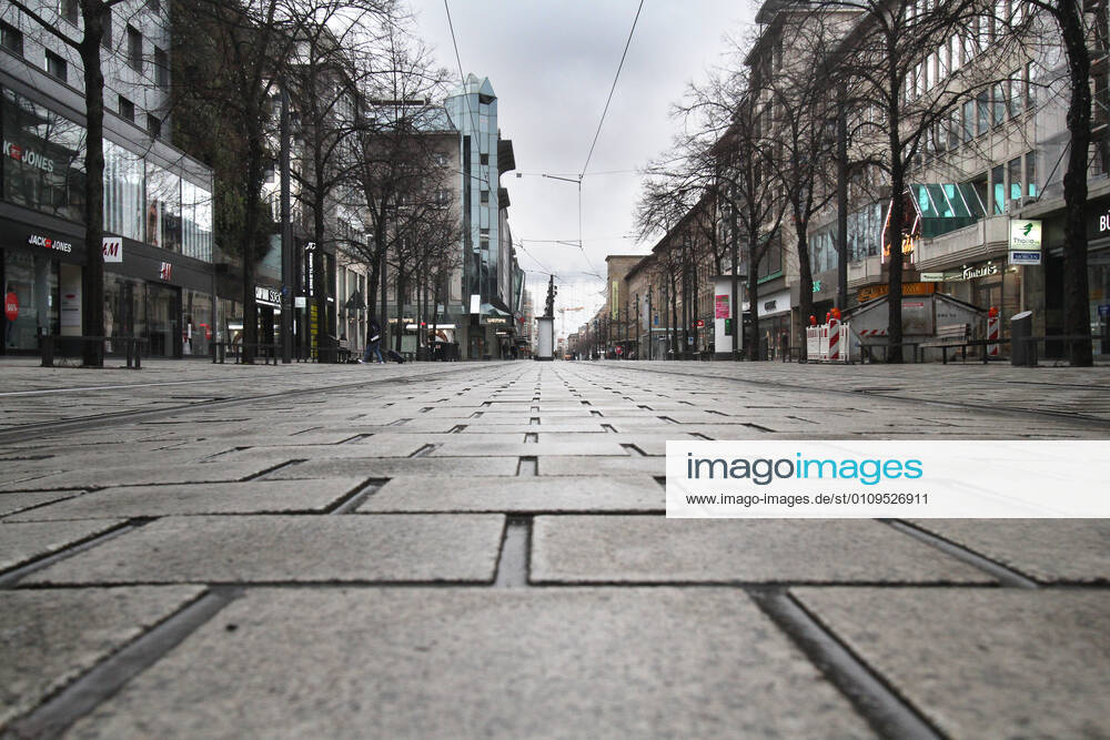The shopping street and pedestrian zone Planken in the city centre of Mannheim is hardly visited by passers-by because of the closed shops and department stores, Baden Württemberg, Germany