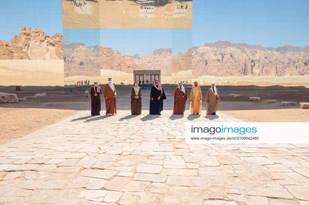 KW01 (210107) -- BEIJING, Jan. 7, 2021 -- Leaders of the Gulf Cooperation Council (GCC) pose for a group photo in Al-Ula, Saudi Arabia, Jan. 5, 2021. Saudi Arabian Foreign Minister Prince Faisal bin Farhan on Tuesday hailed end of the Gulf crisis with Qatar as a new chapter for the Gulf s security and stability. The Al-Ula Declaration signed on Tuesday at the GCC summit, held in the Saudi city Al-Ula, ended the dispute of the Saudi-led Arab camp with Qatar, the Saudi top diplomat was quoted by Al Arabiya TV as saying. ( Handout via Xinhua) XINHUA PHOTOS OF THE DAY SaudixPressxAgency