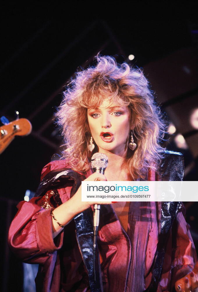 The singer Bonnie Tyler at a TV appearance on 12 01 1986