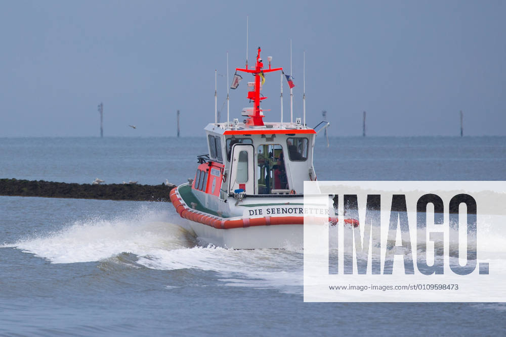 Harlesiel Carolinensiel, Germany June 2020 symbol pictures 2020 The sea rescuers with a rescue ship on the North Sea in front of Harlesiel, feature symbol symbol photo characteristic detail Lower Saxony