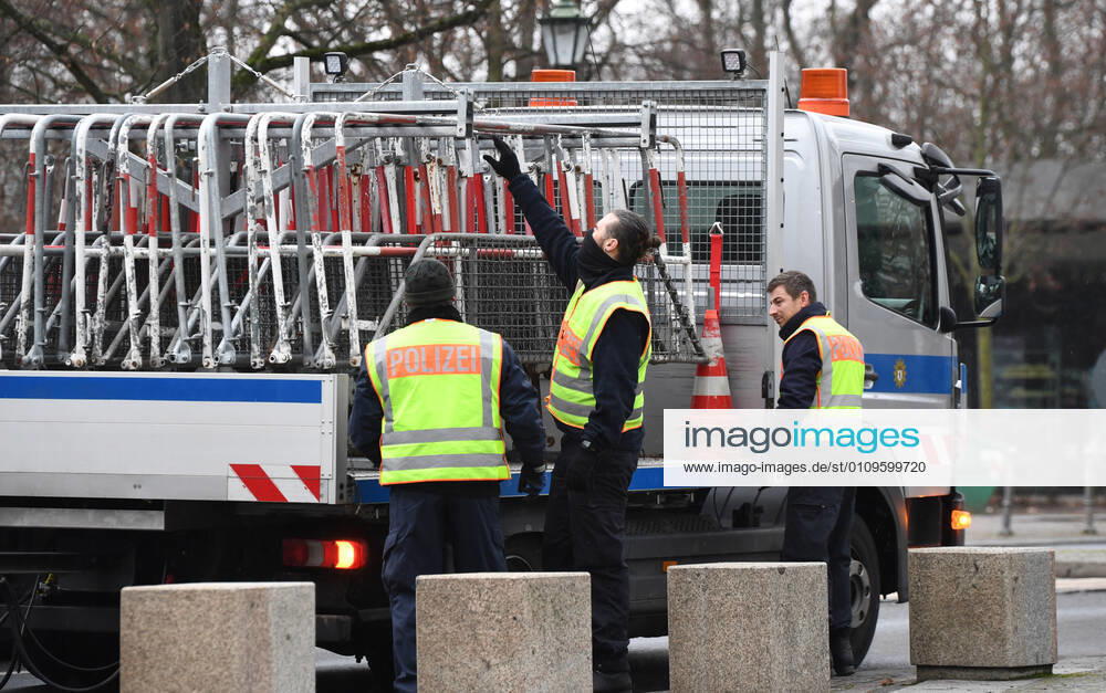 Berlin in the phase of the coronavirus crisis, in the picture policemen build up barriers at the Reichstag, 08 01 2021,