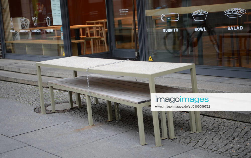 Berlin in the phase of the coronavirus crisis, in the picture empty tables and benches in front of a closed restaurant, 08 01 2021,