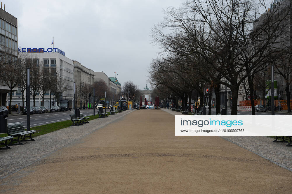 Berlin in the phase of the coronavirus crisis, in the picture Unter den Linden, behind Brandenburg Gate, 08 01 2021,