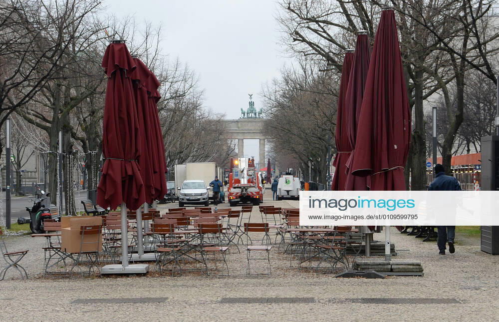 Berlin in the phase of the coronavirus crisis, in the picture empty chairs and tables of a closed street cafe, Unter den Linden, behind Brandenburg Gate, 08 01 2021,