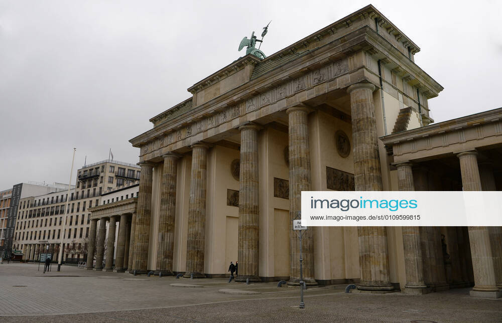 Berlin in the phase of the coronavirus crisis, in the picture empty place of the 18 March, Brandenburg Gate, 08 01 2021,