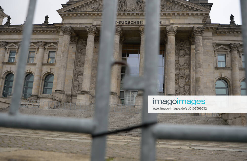 Berlin in the phase of the coronavirus crisis, in the picture barrier in front of the Reichstag, 08 01 2021,