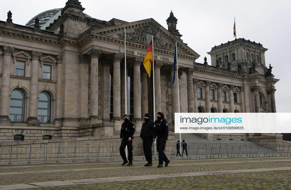 Berlin in the phase of the coronavirus crisis, in the picture policemen in front of the Reichstag, 08 01 2021,
