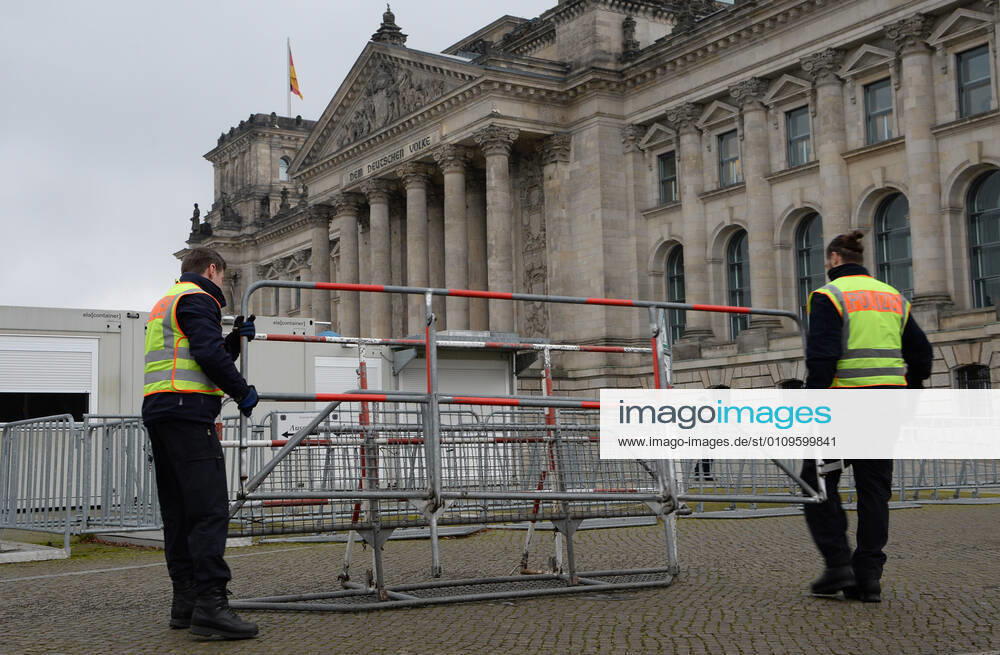 Berlin in the phase of the coronavirus crisis, in the picture policemen build up barriers in front of the Reichstag, 08 01 2021,