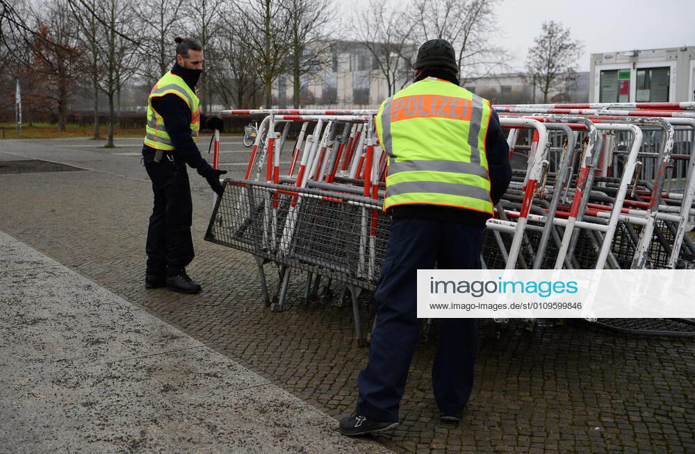 Berlin in the phase of the coronavirus crisis, in the picture policemen build up barriers in front of the Reichstag, 08 01 2021,