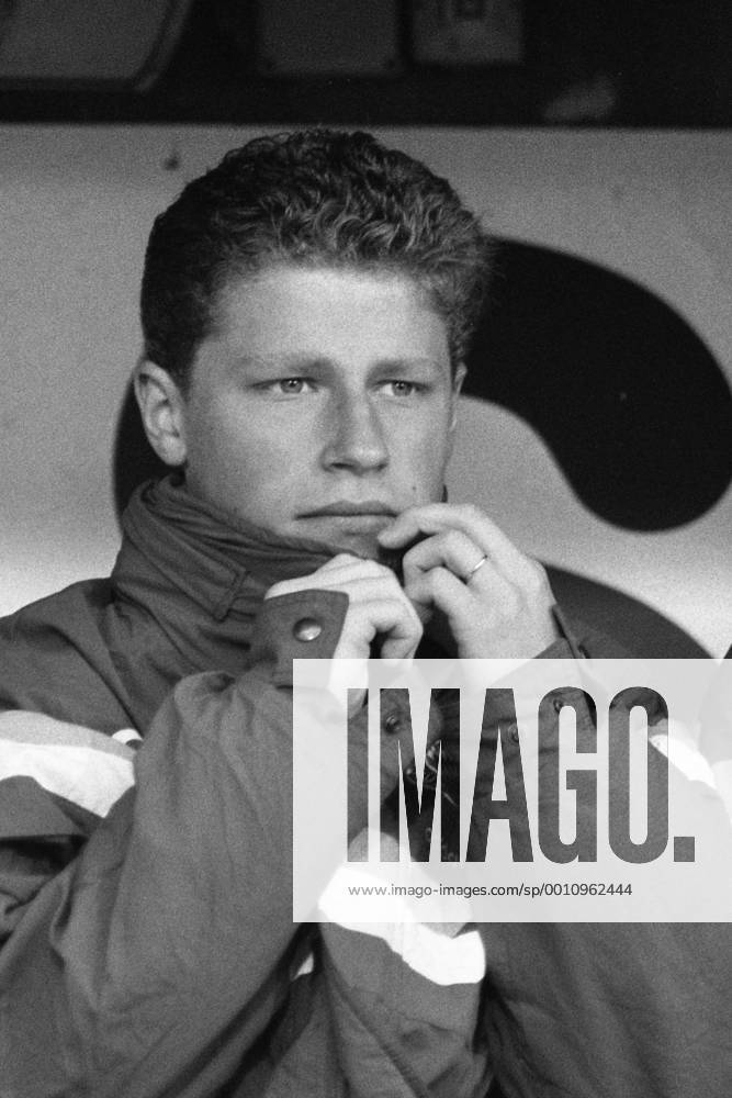 Max EBERL, FC Bayern München, sitzt in einer warmen Jacke auf der Ersatzbank, Porträt, Portrait, Einzelbild, Angeschnittenes Einzelmotiv, hier in dem Spiel VfB Stuttgart - Bayern München 3:2 am 19.10.1991,