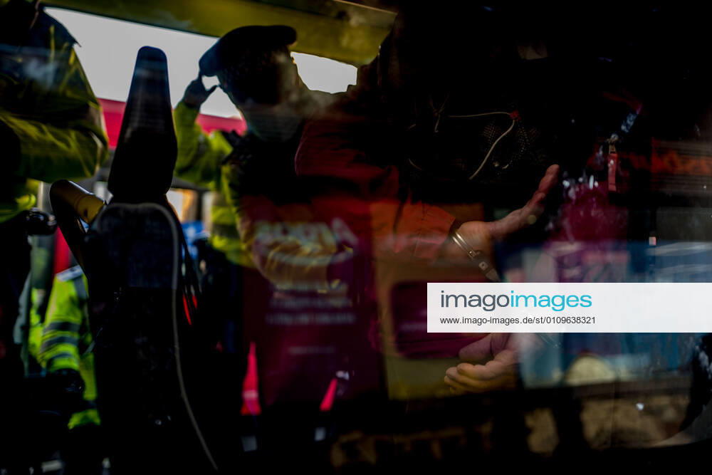 Man was arrested and taken to a police van in Clapham Common London UK - ZUMAg173 20210109_zap_g173_002