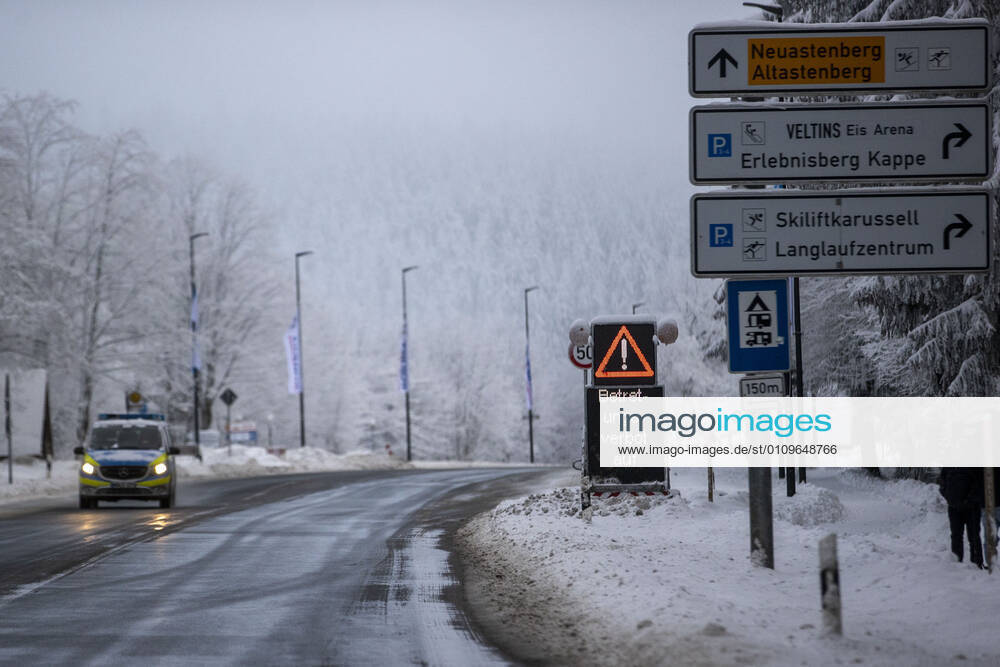 WINTERBERG , SAUERLAND , Winter , Snow , Winterberg prepares for the next rush of people at the weekend Blocking signs at the entrances to the ski resorts On Saturday much fewer people in the village than a week ago