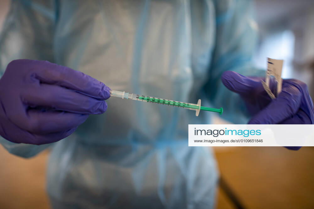 Corona vaccination in a home for the elderly A doctors assistant draws up a syringe with the Corona vaccine from BioNTech Pfizer In a home for the elderly, the residents are vaccinated against an infection with the coronavirus Two vaccinations with the mRNA vaccine from BioNTech are necessary at intervals of 21 days to build up the vaccination protection R