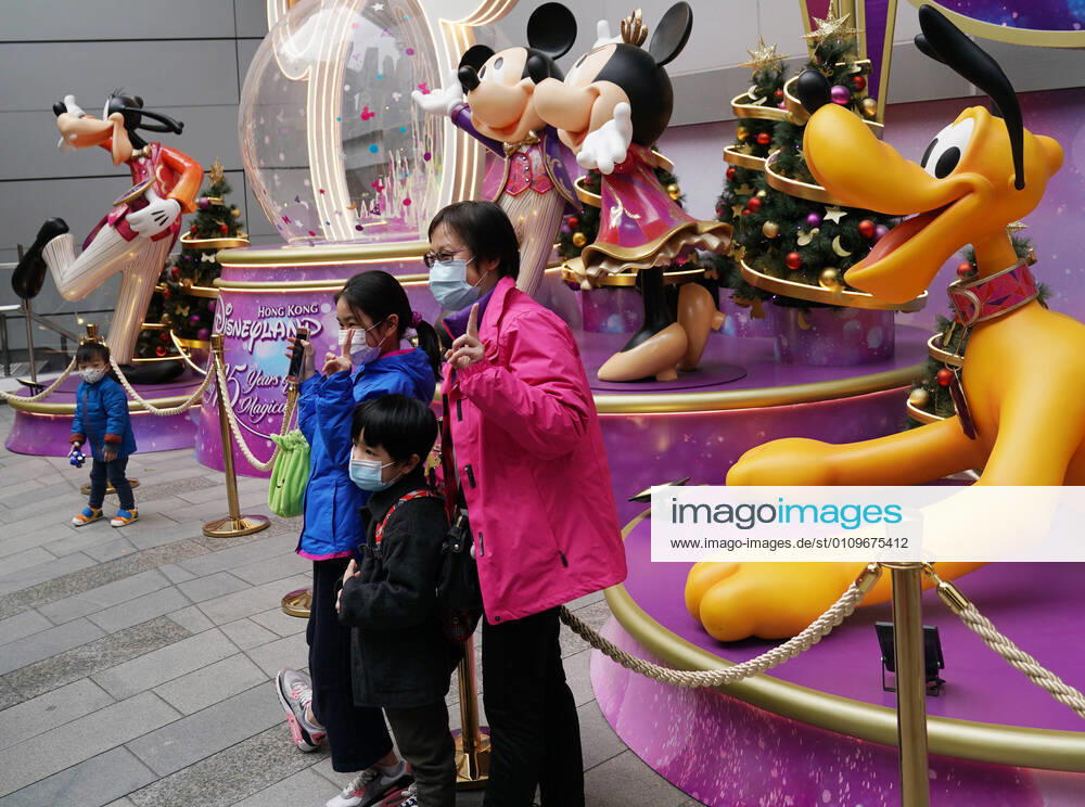 (210110) -- HONG KONG, Jan. 10, 2021 -- People pose for a photo with cartoon characters in south China s Hong Kong, Jan. 10, 2021. Hong Kong s Center for Health Protection (CHP) reported 31 additional confirmed cases of COVID-19 on Sunday, taking its total tally to 9,242. ) CHINA-HONG KONG-COVID-19-CASES LixGang