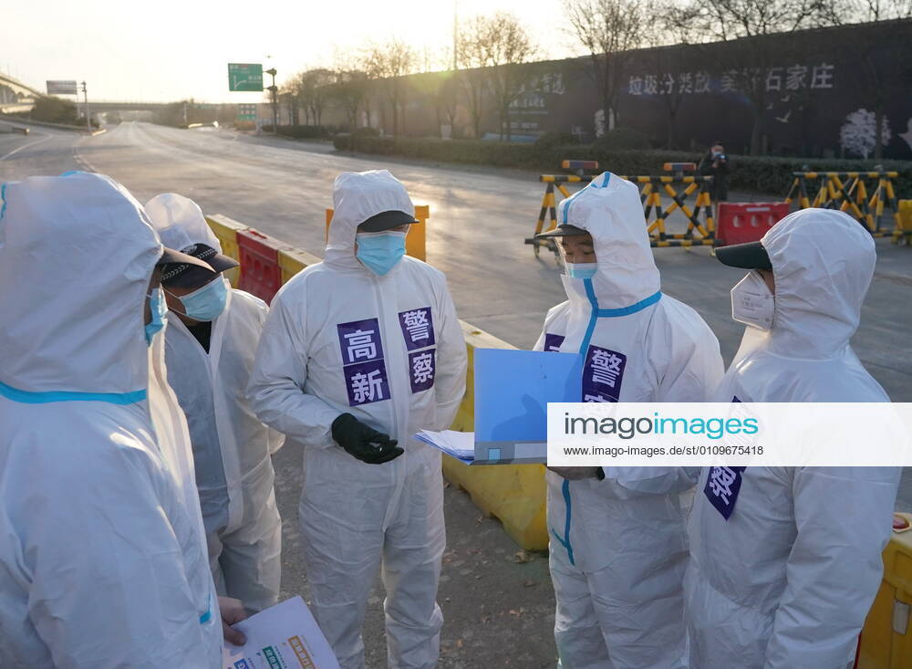 (210110) -- SHIJIAZHUANG, Jan. 10, 2021 -- Police officers stand guards on a street in Shijiazhuang, north China s Hebei Province, Jan. 10, 2021. In order to stop the spread of the epidemic, the police in Shijiazhuang stick to their posts on Sunday, the day marking the first Chinese People s Police Day. ) CHINA-HEBEI-SHIJIAZHUANG-POLICE DAY-COVID-19 (CN) YangxShiyao