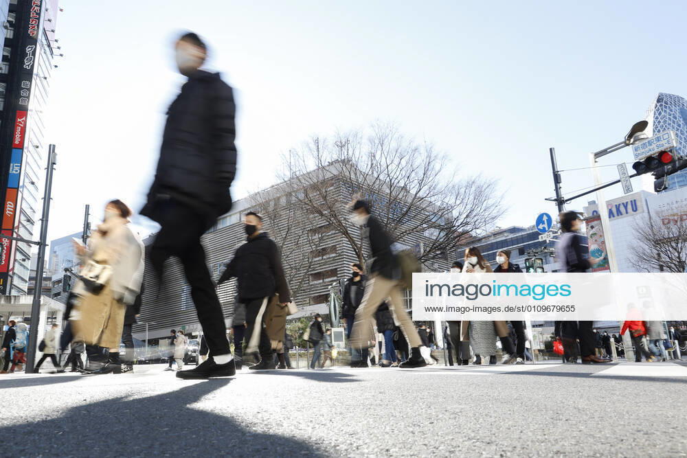 Pedestrians wearing face masks cross a road in Tokyo s Shinjuku ward. Tokyo reported 1,494 new COVID-19 cases on January 10; following four days of over 2,000 cases, the daily infections count dropped for the first time after the state of emergency was declared in Tokyo, Kanagawa, Saitama, and Chiba prefectures. Tokyo Japan - ZUMAm191 20210110_zap_m191_004