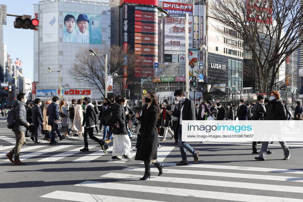 Pedestrians wearing face masks cross a road in Tokyo s Shinjuku ward. Tokyo reported 1,494 new COVID-19 cases on January 10; following four days of over 2,000 cases, the daily infections count dropped for the first time after the state of emergency was declared in Tokyo, Kanagawa, Saitama, and Chiba prefectures. Tokyo Japan - ZUMAm191 20210110_zap_m191_006