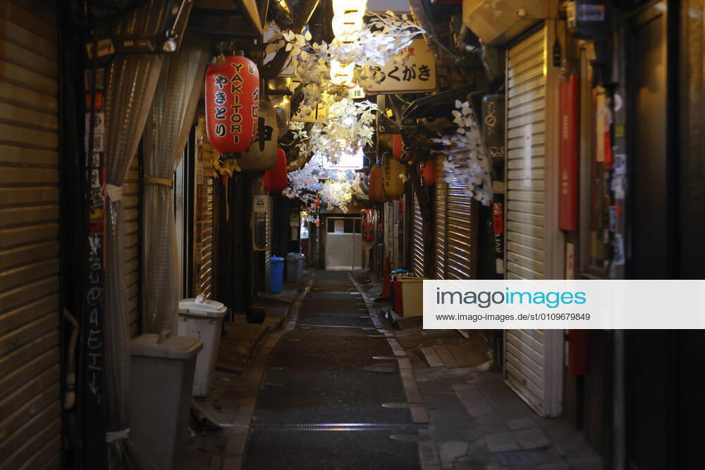 Shinjuku s famous bar area (Omoide Yokocho) is seen empty after the establishments closed at 8 pm to stop the COVID-19 infections. Tokyo reported 1,494 new COVID-19 cases on January 10; following four days of over 2,000 cases, the daily infections count dropped for the first time after the state of emergency was declared in Tokyo, Kanagawa, Saitama, and Chiba prefectures. Tokyo Japan - ZUMAm191 20210110_zap_m191_035