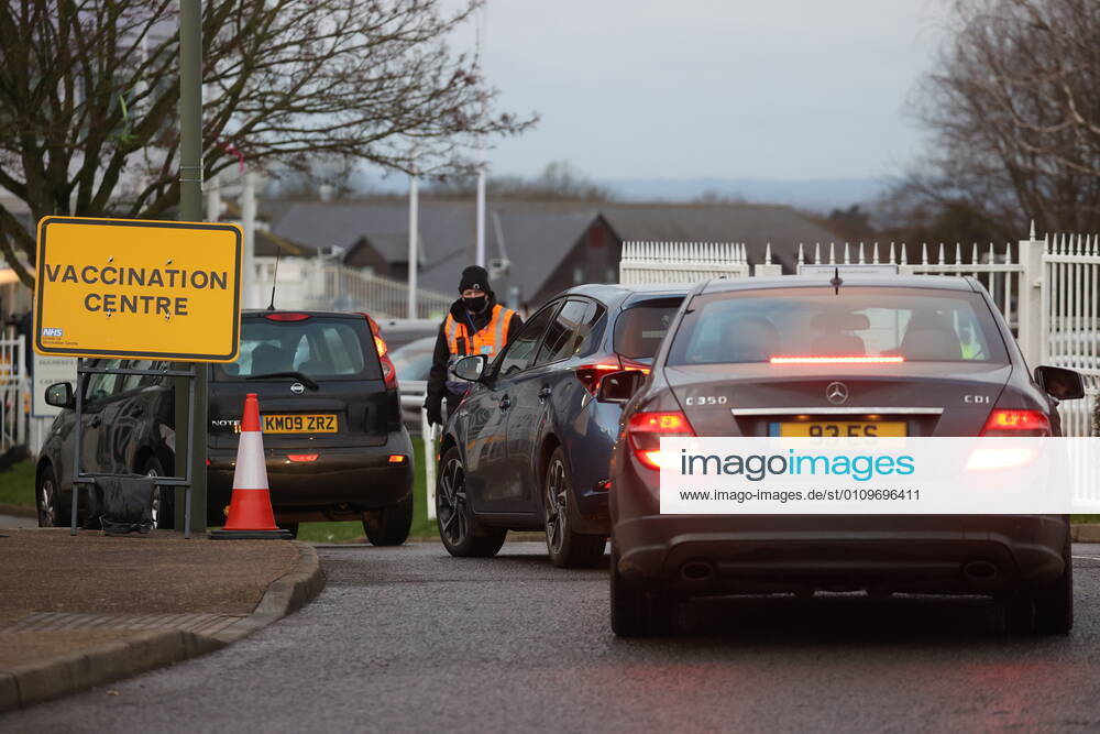 . 11 01 2021. Epsom, United Kingdom. The Covid 19 vaccination hub at the Epsom Racecourse in Surrey, as mass vaccinations start across the UK today . xStephenxLockx xi-Imagesx IIM-21977-0019