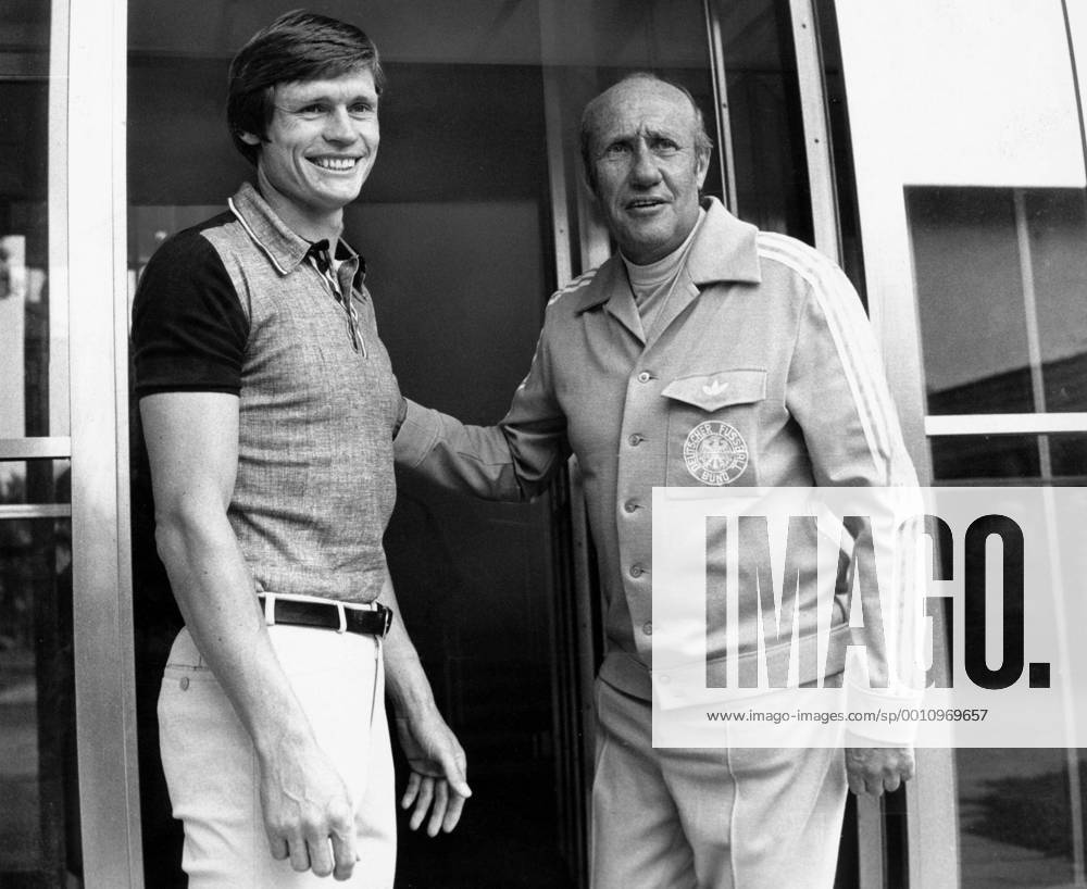 Peter Nogly (li.) und Bundestrainer Helmut Schön (beide BR Deutschland)