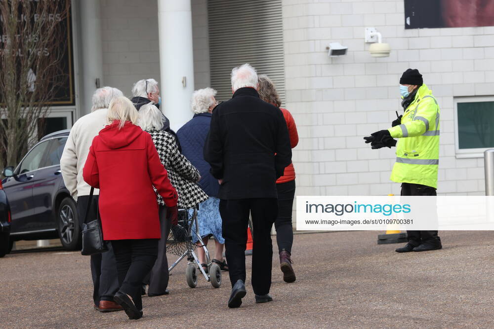 . 11 01 2021. Epsom, United Kingdom. The Covid 19 vaccination hub at the Epsom Racecourse in Surrey, as mass vaccinations start across the UK today . xStephenxLockx xi-Imagesx IIM-21977-0043