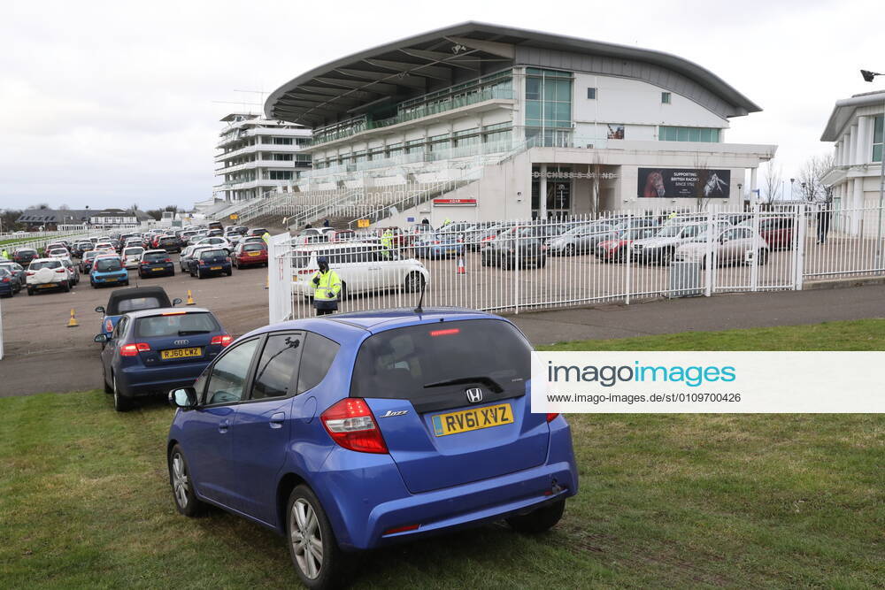 . 11 01 2021. Epsom, United Kingdom. The Covid 19 vaccination hub at the Epsom Racecourse in Surrey, as mass vaccinations start across the UK today . xStephenxLockx xi-Imagesx IIM-21977-0047