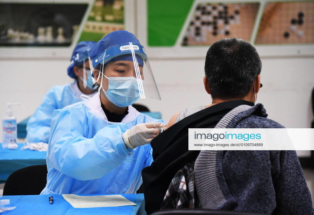(210111) -- BEIJING, Jan. 11, 2021 -- A medical worker inoculates a recipient with a COVID-19 vaccine at a temporary inoculation site in Haidian District in Beijing, capital of China, Jan. 11, 2021. Over 1 million people in Beijing had received the first dose of COVID-19 vaccine as of 11 a.m. Monday, the municipal health commission said. TO GO WITH Over 1 mln get COVID-19 vaccine in Beijing ) CHINA-BEIJING-COVID-19 VACCINE-1 MILLION-INOCULATIONS (CN) RenxChao