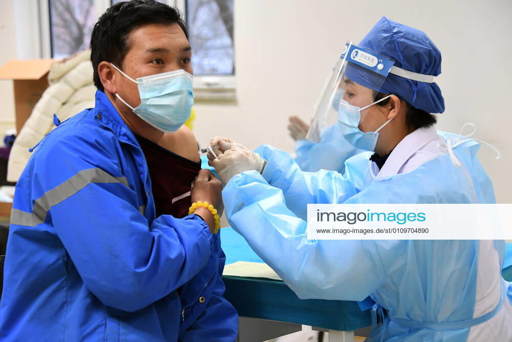 (210111) -- BEIJING, Jan. 11, 2021 -- A medical worker inoculates a recipient with a COVID-19 vaccine at a temporary inoculation site in Haidian District in Beijing, capital of China, Jan. 11, 2021. Over 1 million people in Beijing had received the first dose of COVID-19 vaccine as of 11 a.m. Monday, the municipal health commission said. TO GO WITH Over 1 mln get COVID-19 vaccine in Beijing ) CHINA-BEIJING-COVID-19 VACCINE-1 MILLION-INOCULATIONS (CN) RenxChao